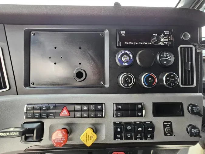 2021 FREIGHTLINER CASCADIA CA126