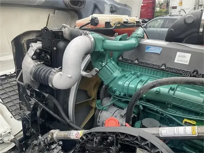 2016 VOLVO VNL64T670