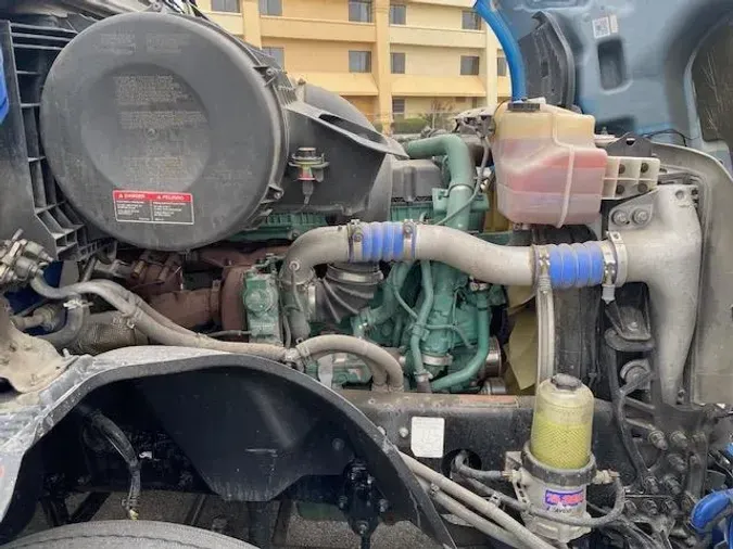 2022 Volvo VNL64T760