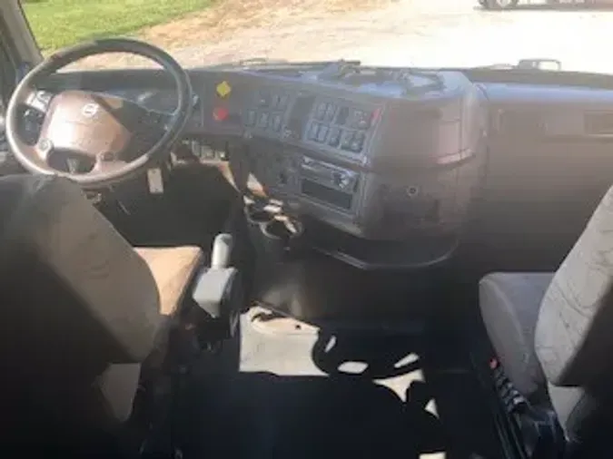 2016 Volvo VNL64T670