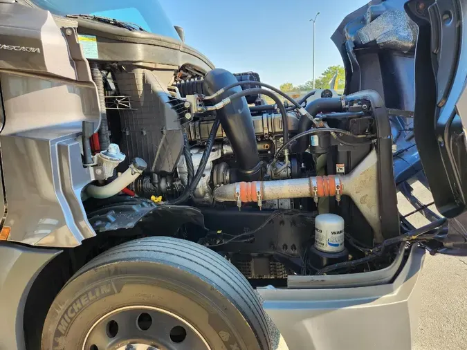 2021 FREIGHTLINER Cascadia 126