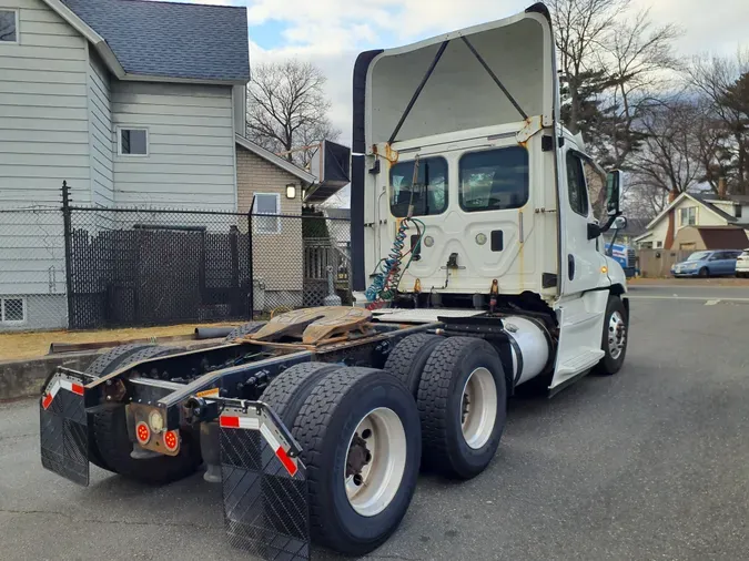 2015 FREIGHTLINER/MERCEDES CASCADIA 125