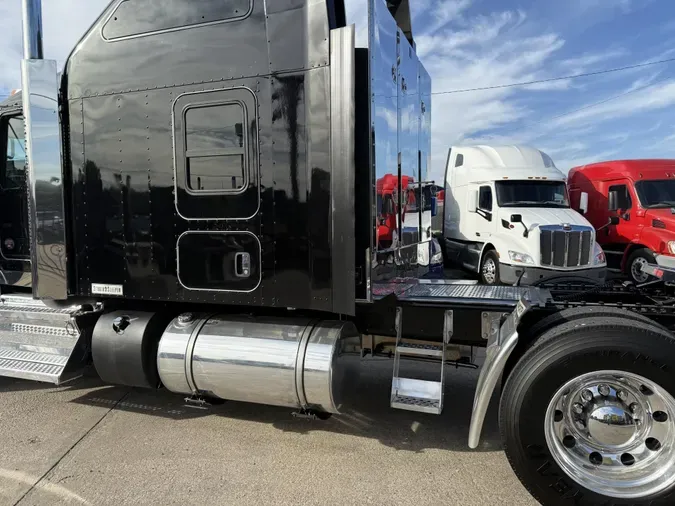 2023 Kenworth W900