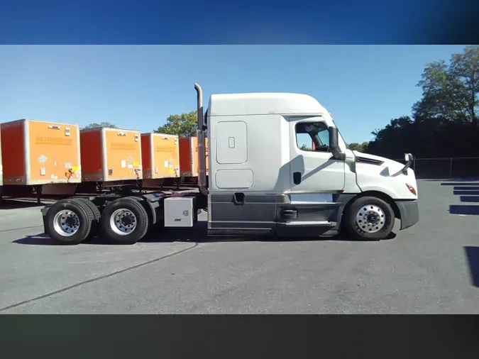 2022 Freightliner Cascadia 126ea1b59684815bf06504d030b0fa3a5a9