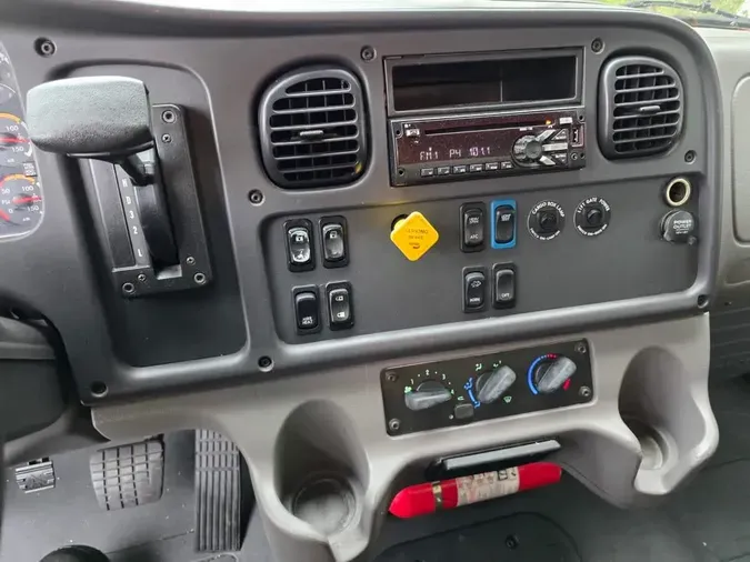 2018 FREIGHTLINER M2 106