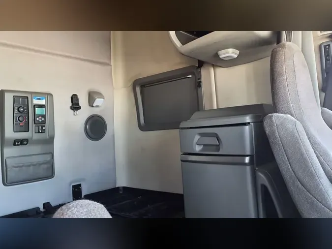 2021 VOLVO VNL64T-740ea205407e7edaf9e0efd002829032417