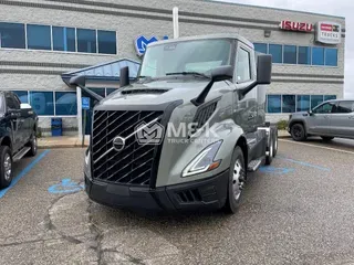 2025 VOLVO VNL64T300