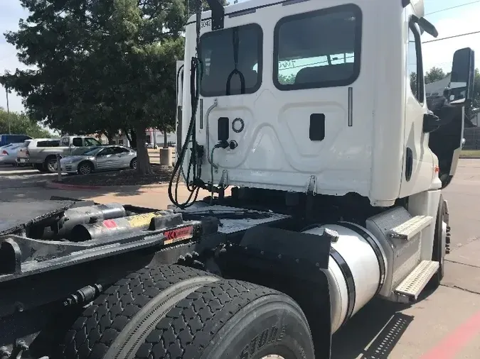 2017 Freightliner X12564ST