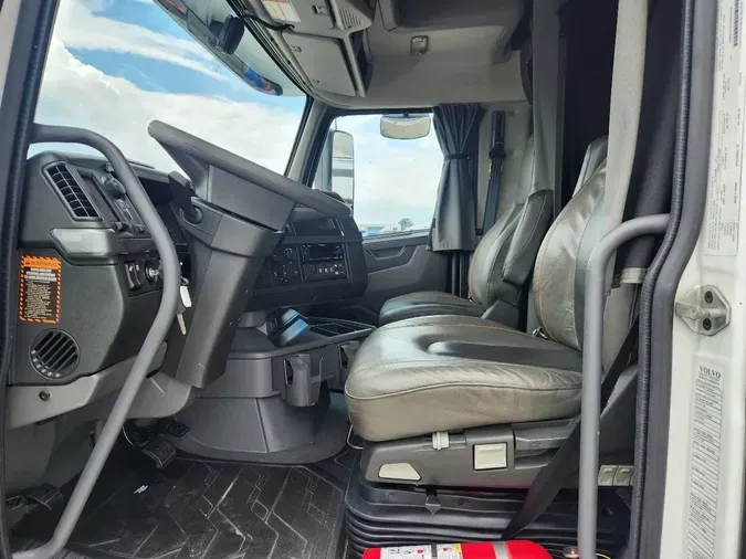 2023 VOLVO VNL64T860