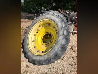 John Deere 320/85/R38