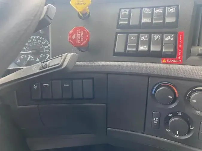 2023 Volvo VNR64T400