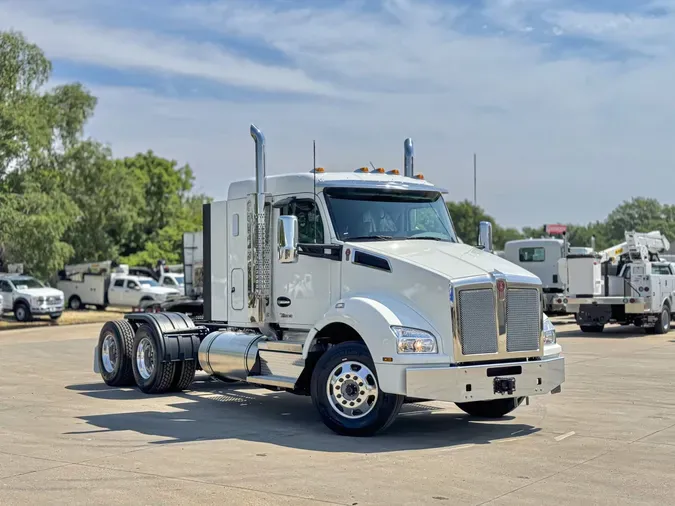 2025 KENWORTH T880