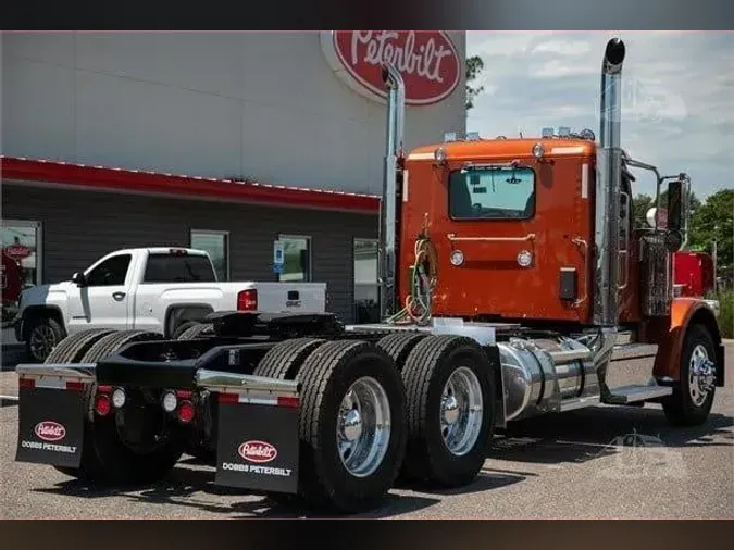 2025 PETERBILT 589