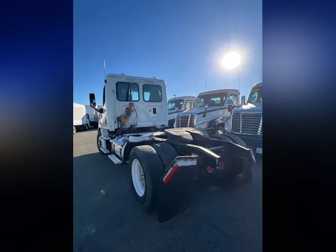 2015 FREIGHTLINER/MERCEDES CASCADIA 113