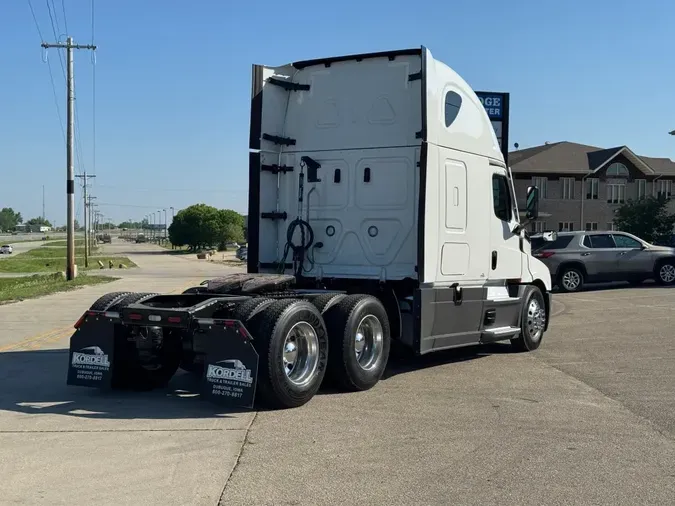 2022 FREIGHTLINER Cascadia 126