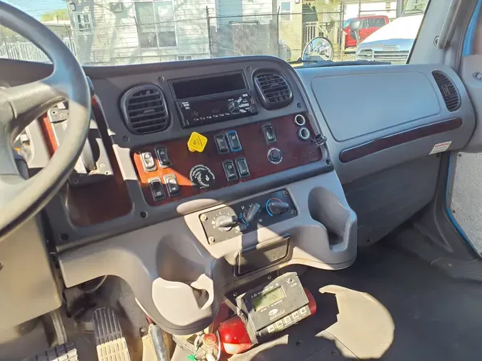 2018 FREIGHTLINER/MERCEDES M2 106