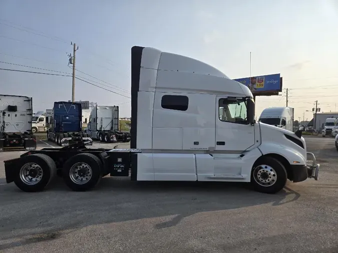 2022 VOLVO VNL64T740