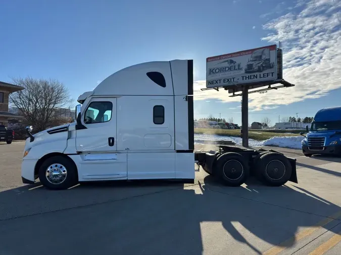 2023 FREIGHTLINER Cascadia 126