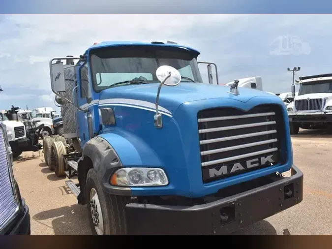2010 MACK GRANITE GU813