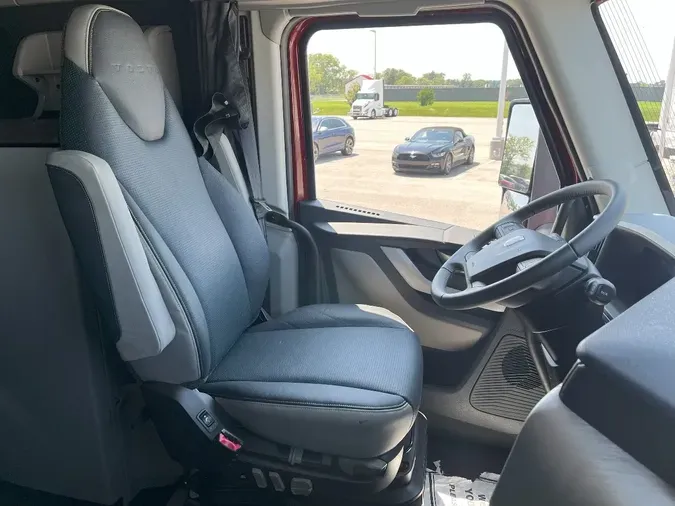 2026 VOLVO VNL64T860