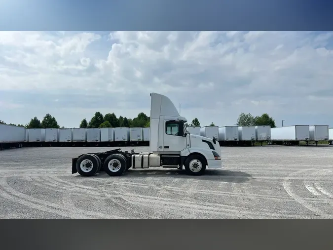 2015 Volvo VNL300