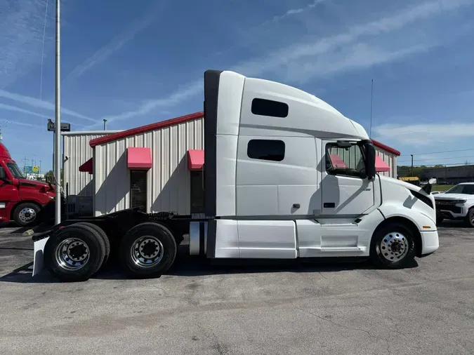 2023 VOLVO VNL64T760