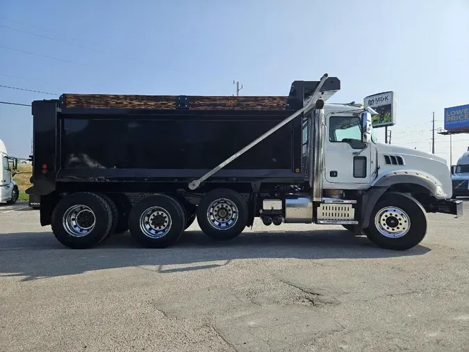 2016 MACK GU803