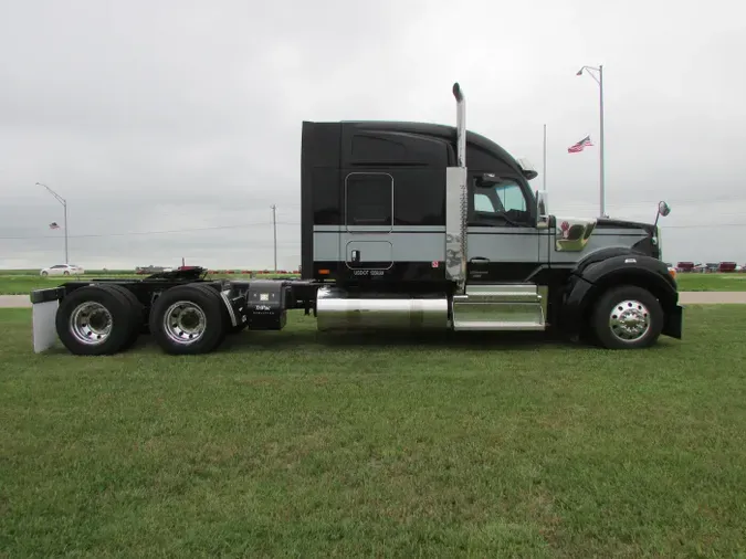 2023 Kenworth W990