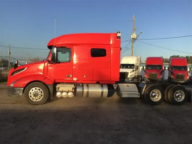 2019 VOLVO VNL740