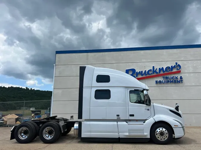 2025 VOLVO VNL64T860