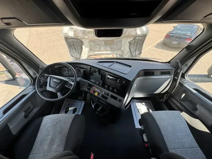 2021 FREIGHTLINER Cascadia 126