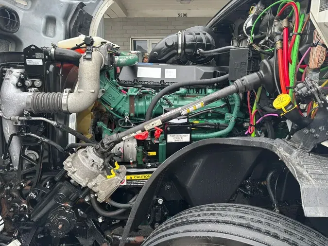 2022 VOLVO VNL64T860
