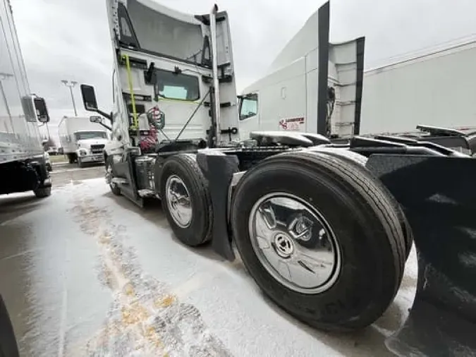 2025 VOLVO VNL64T300