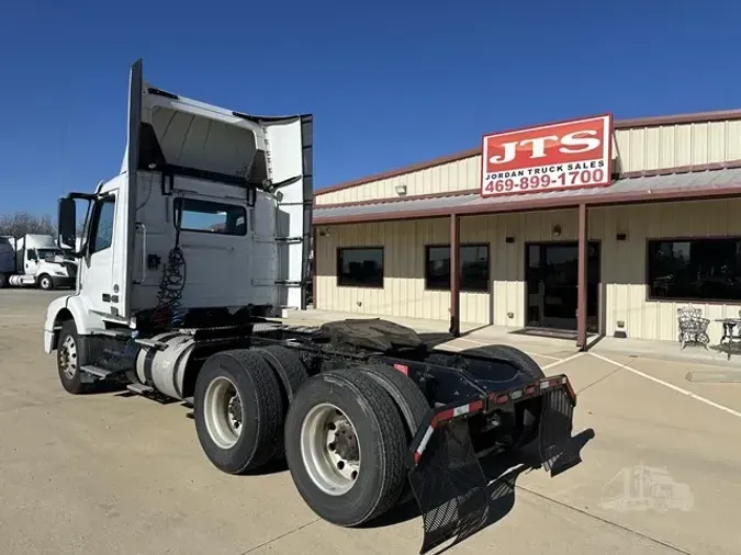 2017 VOLVO VNM64T200