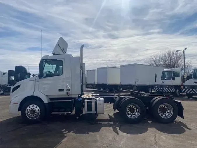 2021 Volvo VNL64T300