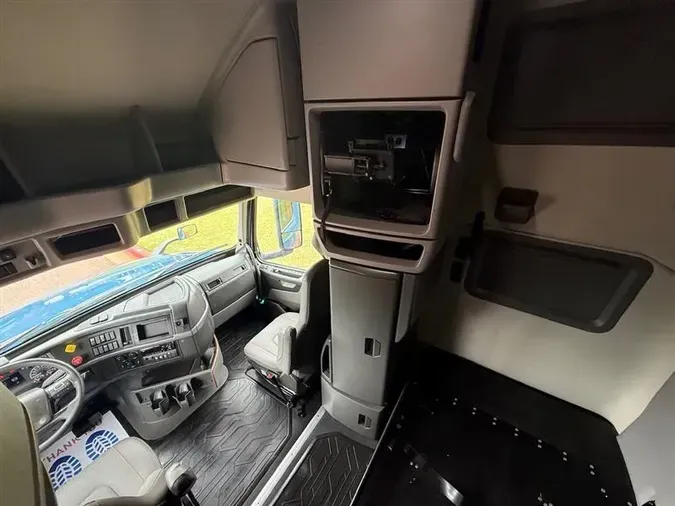 2021 VOLVO VNL760