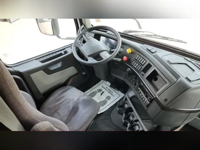 2020 VOLVO VNL640