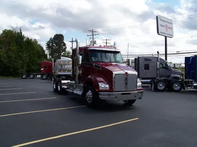 2025 Kenworth T880 40" Low Roof Sleeper