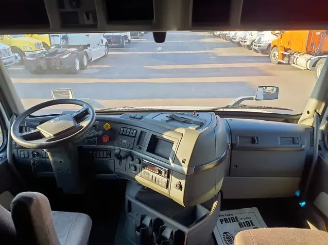 2020 VOLVO VNR64T-640