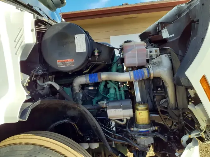 2019 VOLVO VNR64T-640