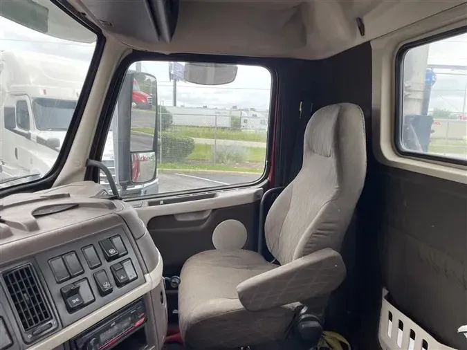 2015 VOLVO VNL300