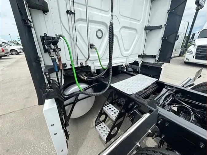 2023 Freightliner Cascadia 126