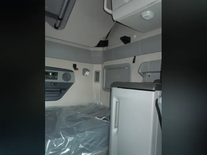 2025 VOLVO VNL64T860