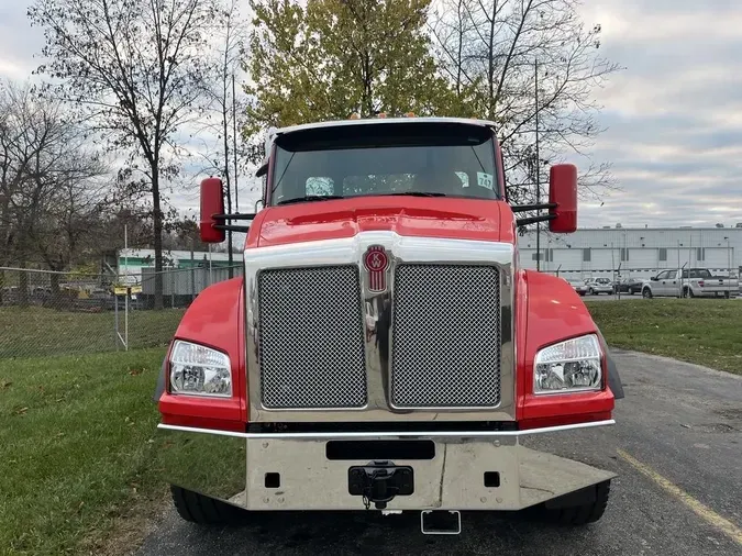 2025 Kenworth T880