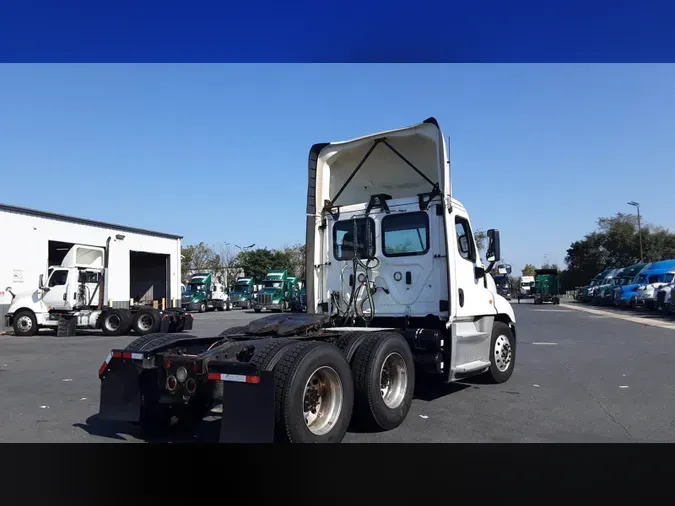2019 Freightliner Cascadia 125ebb083ce5386fb6e82cab13e453ece9c