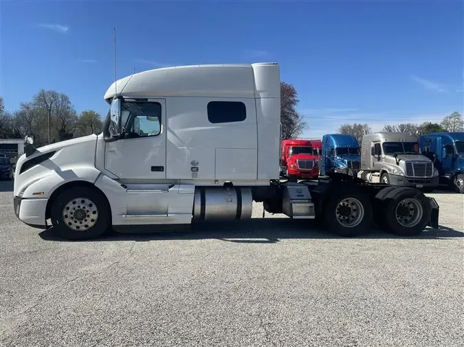 2020 VOLVO VNL740