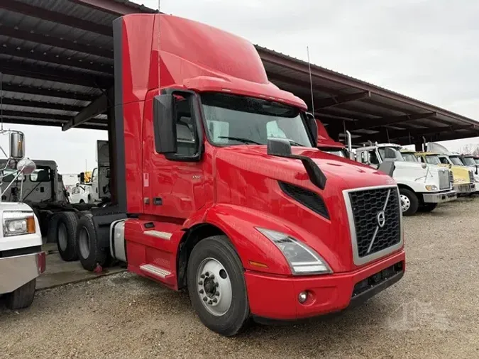2021 VOLVO VNR64T300