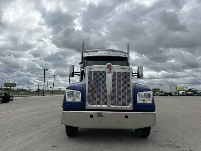 2022 Kenworth W990