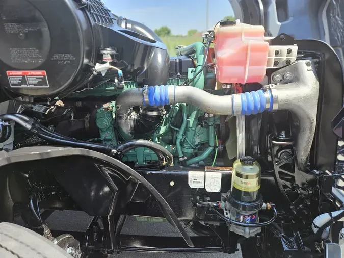 2023 VOLVO VNL64T740