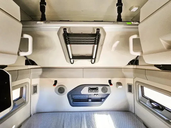 2025 VOLVO VNL64Tv04